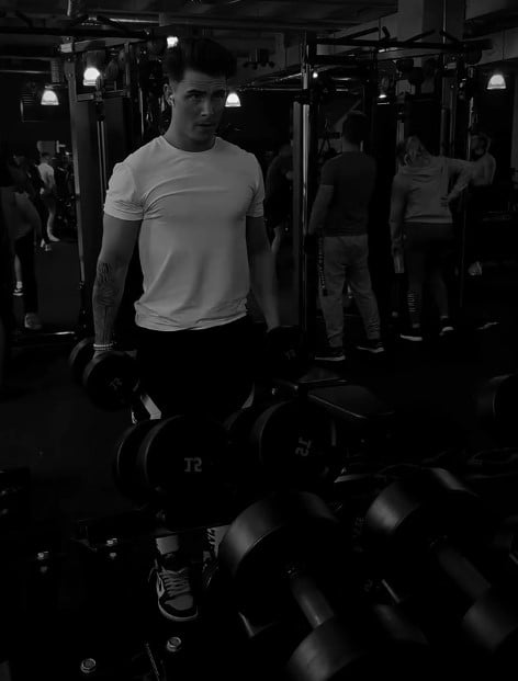 Mika Akalin while exercising at a gym