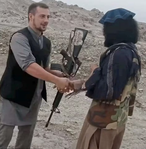 Miles Routledge posing with a Talibani during his period in Afghanistan