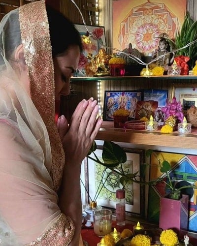 Minissha Lamba while doing pooja