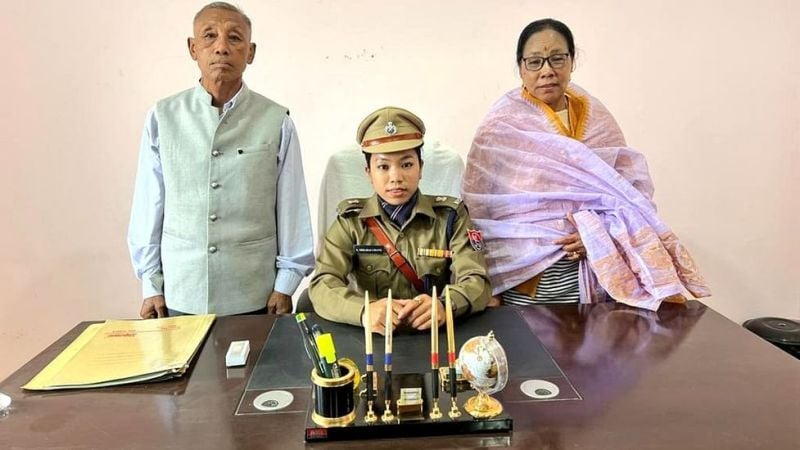 Mirabai Chanu with her parents after being appointed as Additional Superintendent of Police (Sports) by Manipur Chief Minister N Biren Singh in Imphal on 15 January 2022