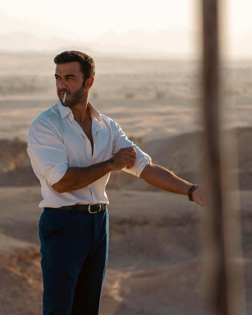 Mo Ismail smoking a cigarette