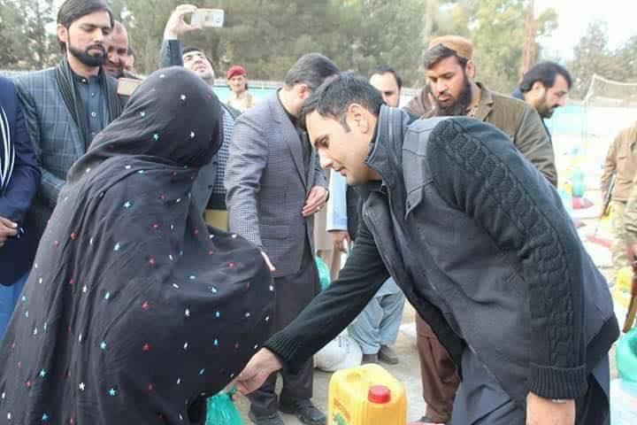 Mohammad Nabi donating food