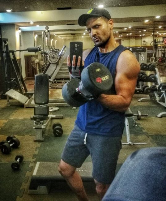 Mohib Mirza working out at the gym