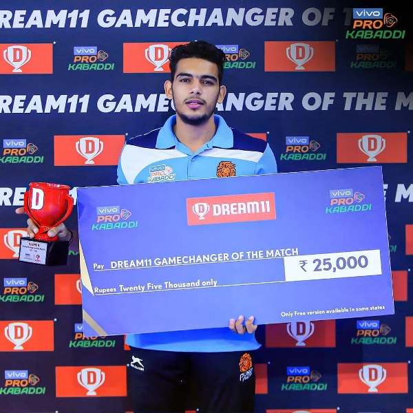 Mohit Goyat posing with the cash prize during season 8 of the Pro Kabaddi League