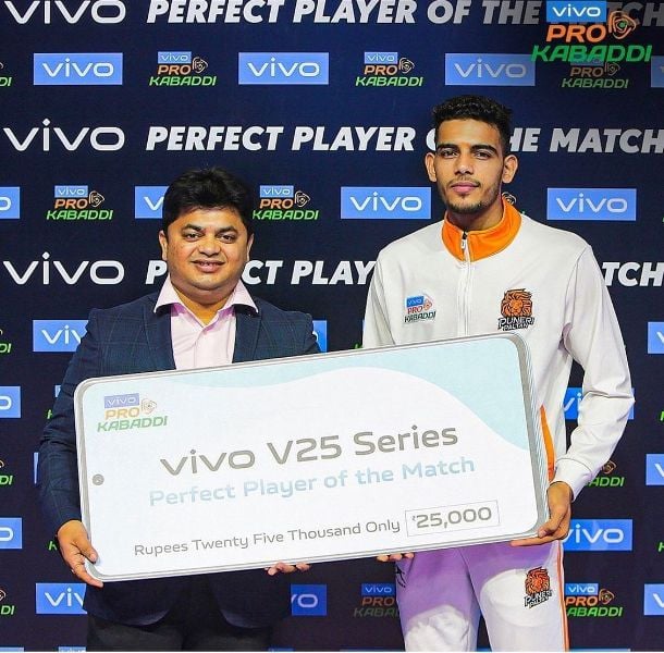 Mohit Goyat (right) receiving cash prize for the Perfect Player of the Match title during season 9 of the Pro Kabaddi League