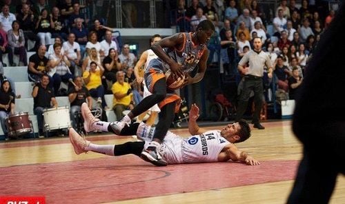 Momar Sakanoko playing basketball
