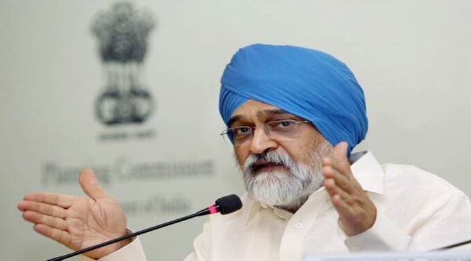 Montek Singh Ahluwalia addressing the officials at the Planning Commission of India