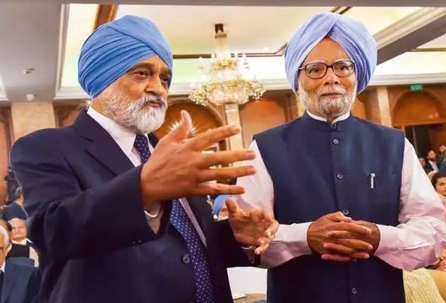 Montek Singh Ahluwalia with Manmohan Singh at an event