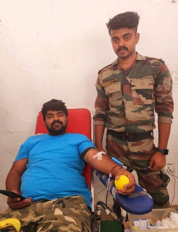 Monu Manesar donating blood