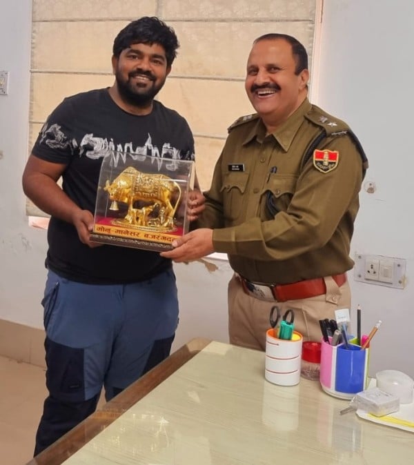 Monu Manesar with a police officer after becoming a member of Cow Protection Task Force