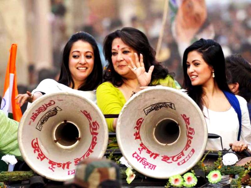 Moon Moon Sen With Raima And Riya During A Rally