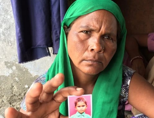 Mother of the six-year-old girl (who was raped and murdered by Ravinder Kumar) showing her picture