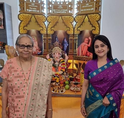 Mrinal Kulkarni with an idol of Lord Ganesha