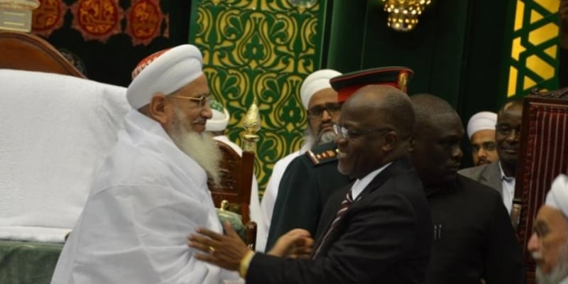 Mufaddal Saifuddin (extreme left) with the president of Tanzania