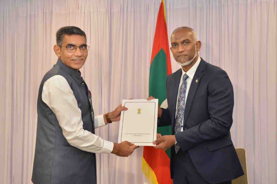 Muizzu with the High Commissioner of India to the Maldives