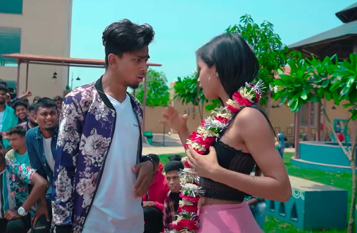 Mukul and Sona in Bum Maal