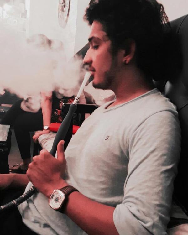 Munawar Faruqui smoking hookah