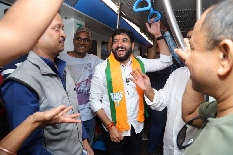 Murlidhar Mohol interacting with other passengers while travelling in Pune metro