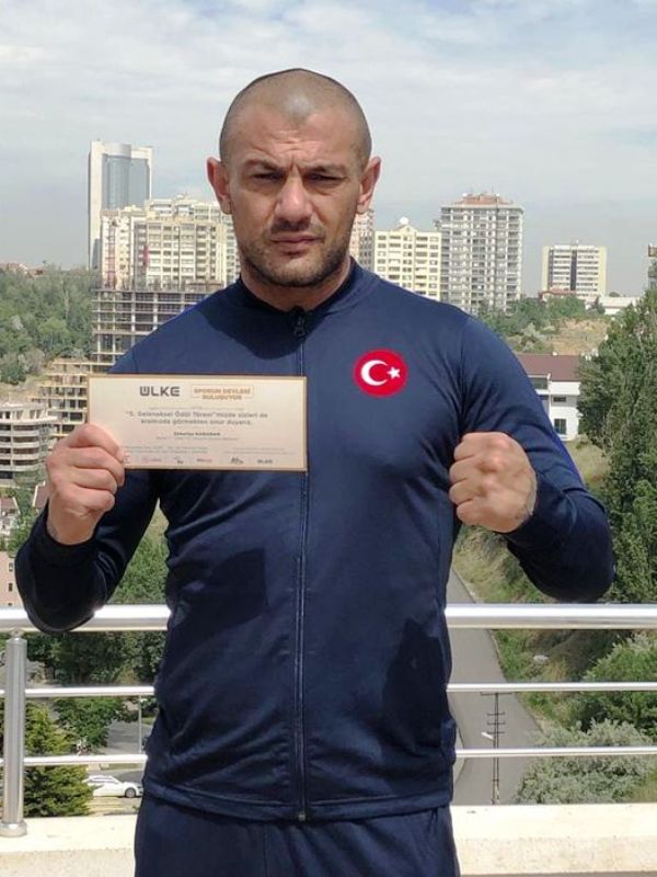Musa Yamak holding the nomination card for the Athlete of The Year