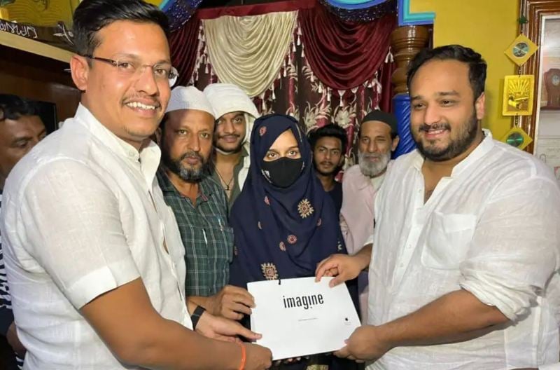 Muskan Khan while reciveing gifts from Maharashtra MLA