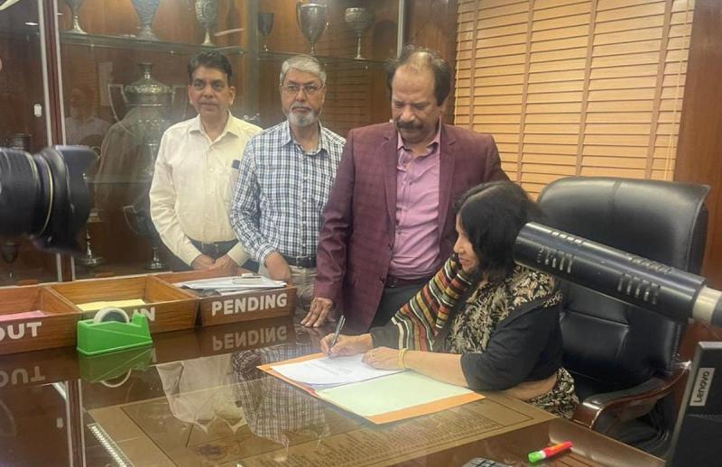 Naima Khatoon taking charge from officiating vice-chancellor professor Mohammad Gulrez