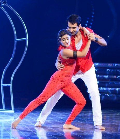 Nandish Sandhu and Rashami Desai in Nach Baliye 7