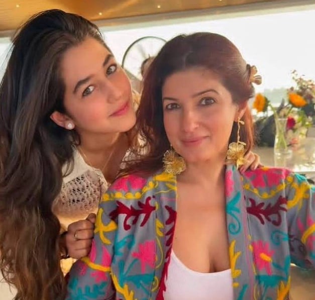 Naomika Saran with her aunt Twinkle Khanna