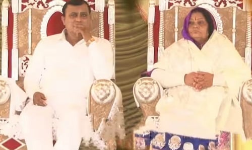 Narayan Sakar Hari and his wife