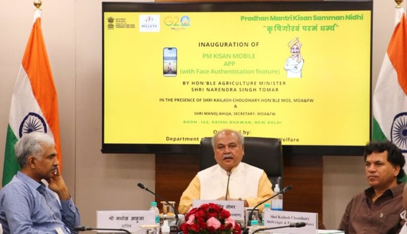 Narendra Singh Tomar heading a meeting
