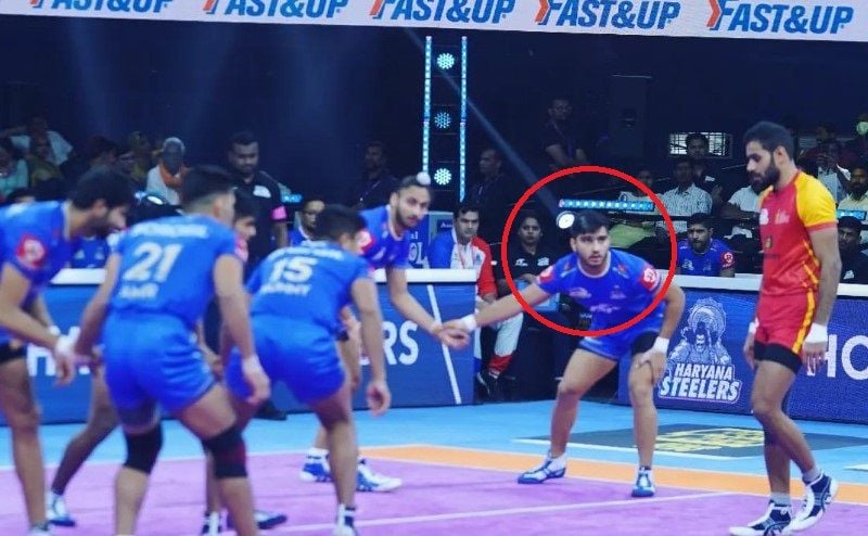 Naveen Kundu while defending in a match against Telugu Titans in PKL season 9