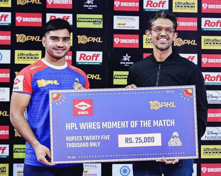 Naveen Kundu while receiving 