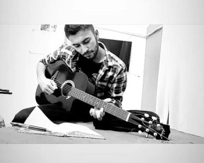 Navmeet Mailk playing guitar
