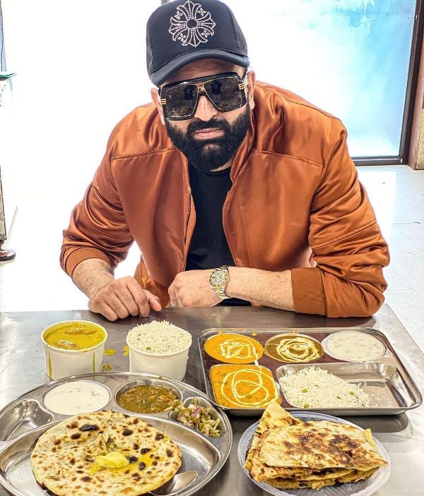 Navraj Hans while having food