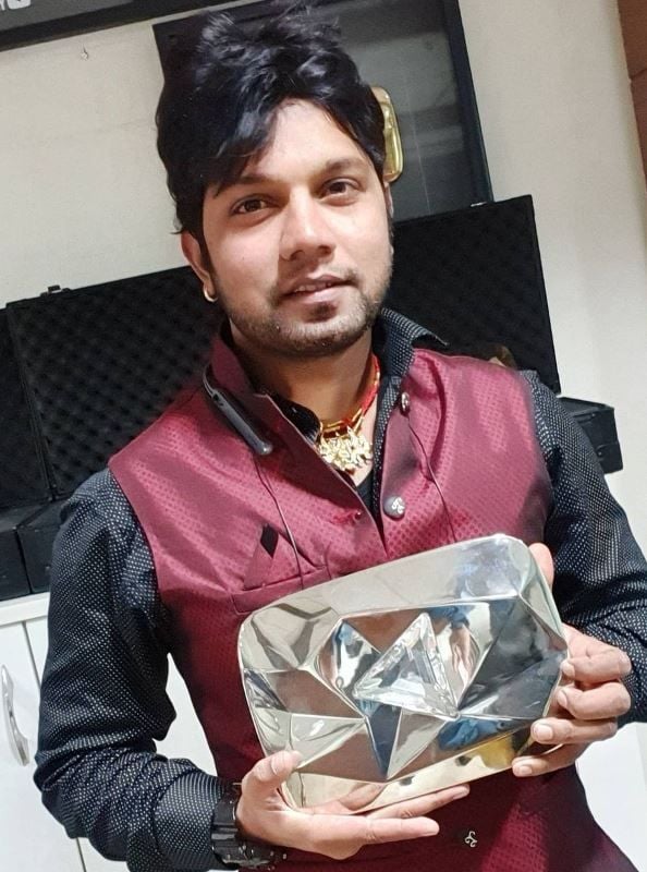 Neelkamal after receiving Diamond Creator Award