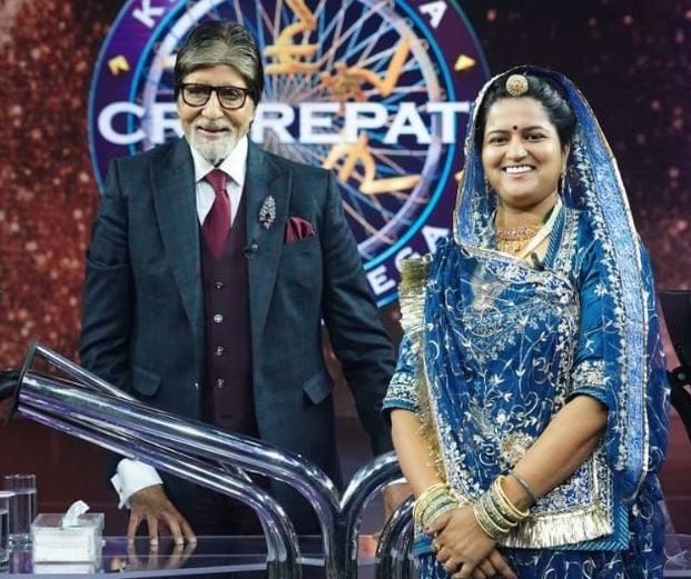Neeru Yadav with Amitabh Bachchan when she appeared on KBC