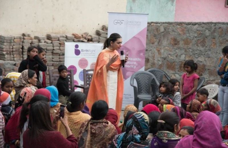Niharika Thakur addressing the women of Vasant Gaon on women