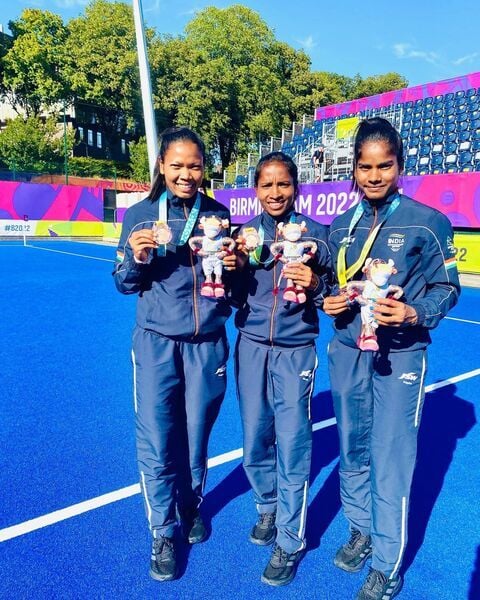 Nikki Pradhan (centre) posing with her bronze medal at the XXII Commonwealth Games in Birmingham, England (2022)