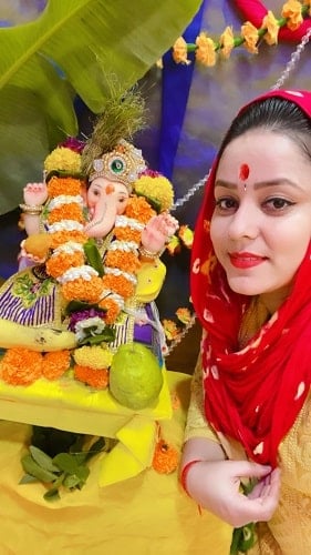Nisha Pandey with an idol of lord Ganesha