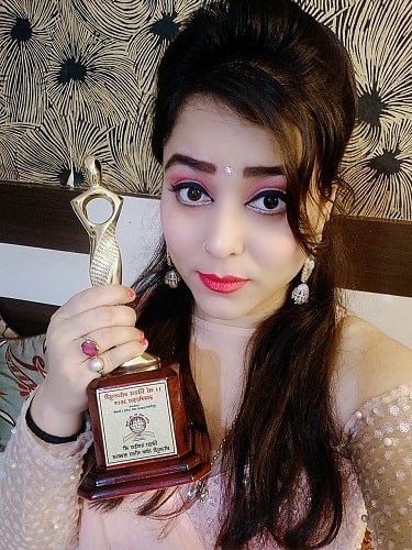 Nisha Pandey with her award