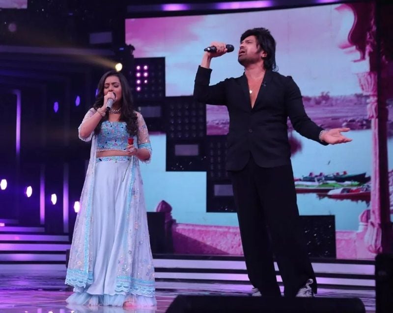 Nishtha Sharma singing with judge Himesh Reshammiya