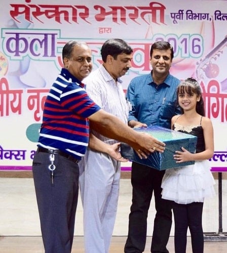 Nitanshi Goel being honoured at an event