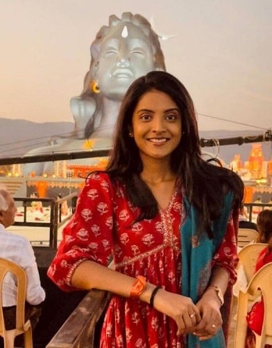 Nivedhithaa Sathish in a temple