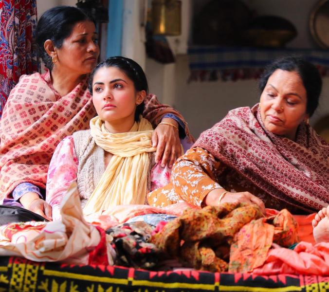 Noor Chahal (center) as Basant in Bajre Da Sitta (2022)