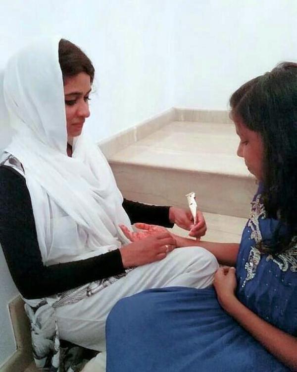 Norah Muskaan making mehandi
