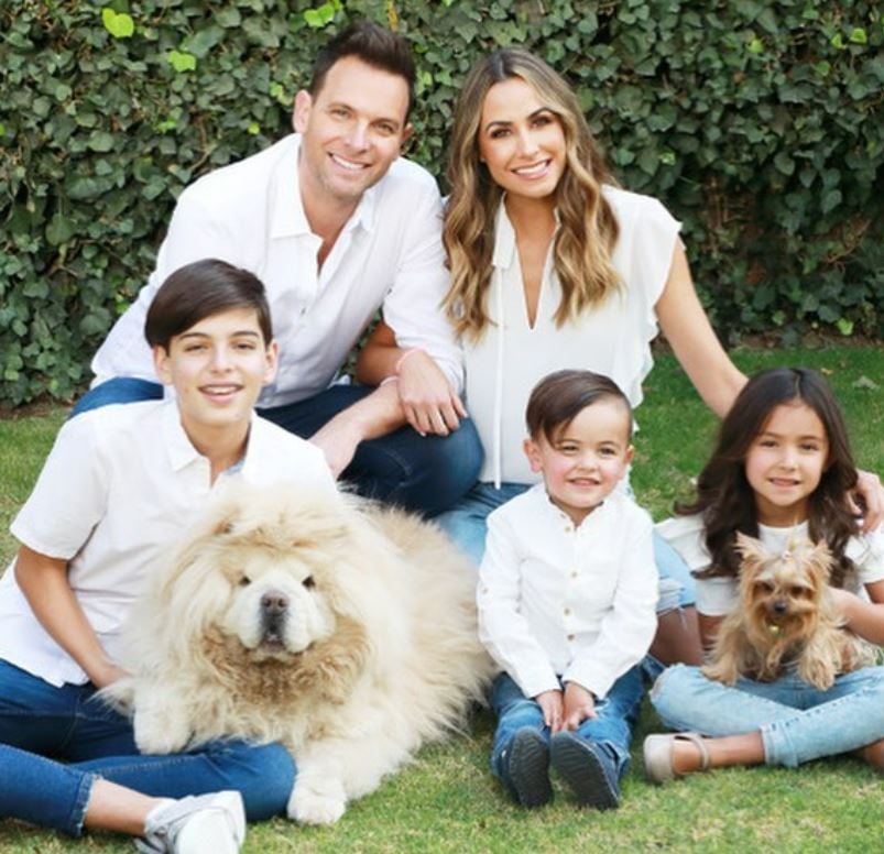 Odalys Ramírez with her family and pet dogs