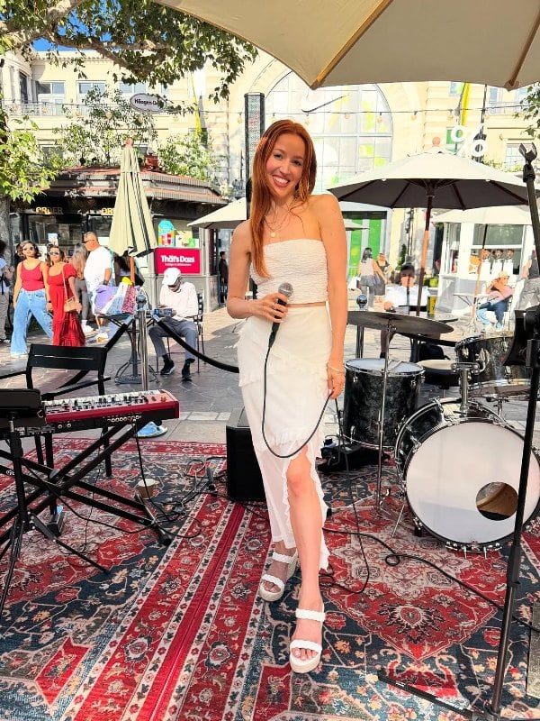 Olivia Kuper Harris, while performing live