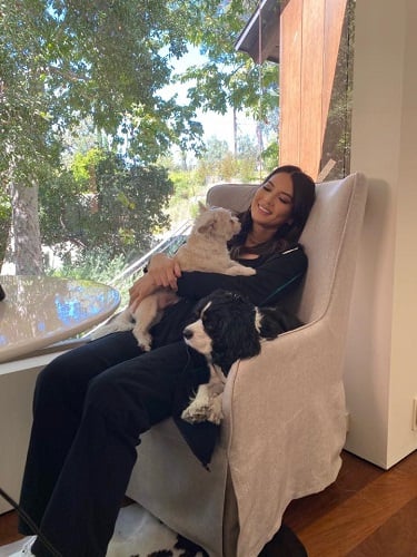 Olivia Munn with her pet dog