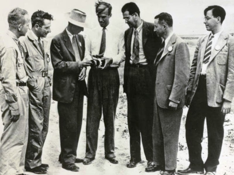 Oppenheimer (wearing the hat) with the scientists who worked under him at the Los Alamos Lab