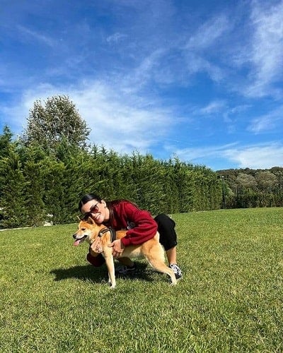 Özge Yağız with a dog