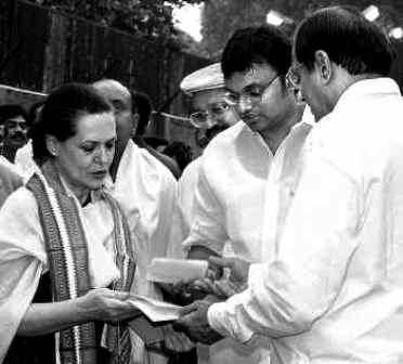 P Chidambaram Handing Over The Merger Papers Of His Party With The Congress To Sonia Gandhi